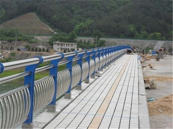陕西不锈钢桥梁护栏的特性及其在现代建筑中的应用